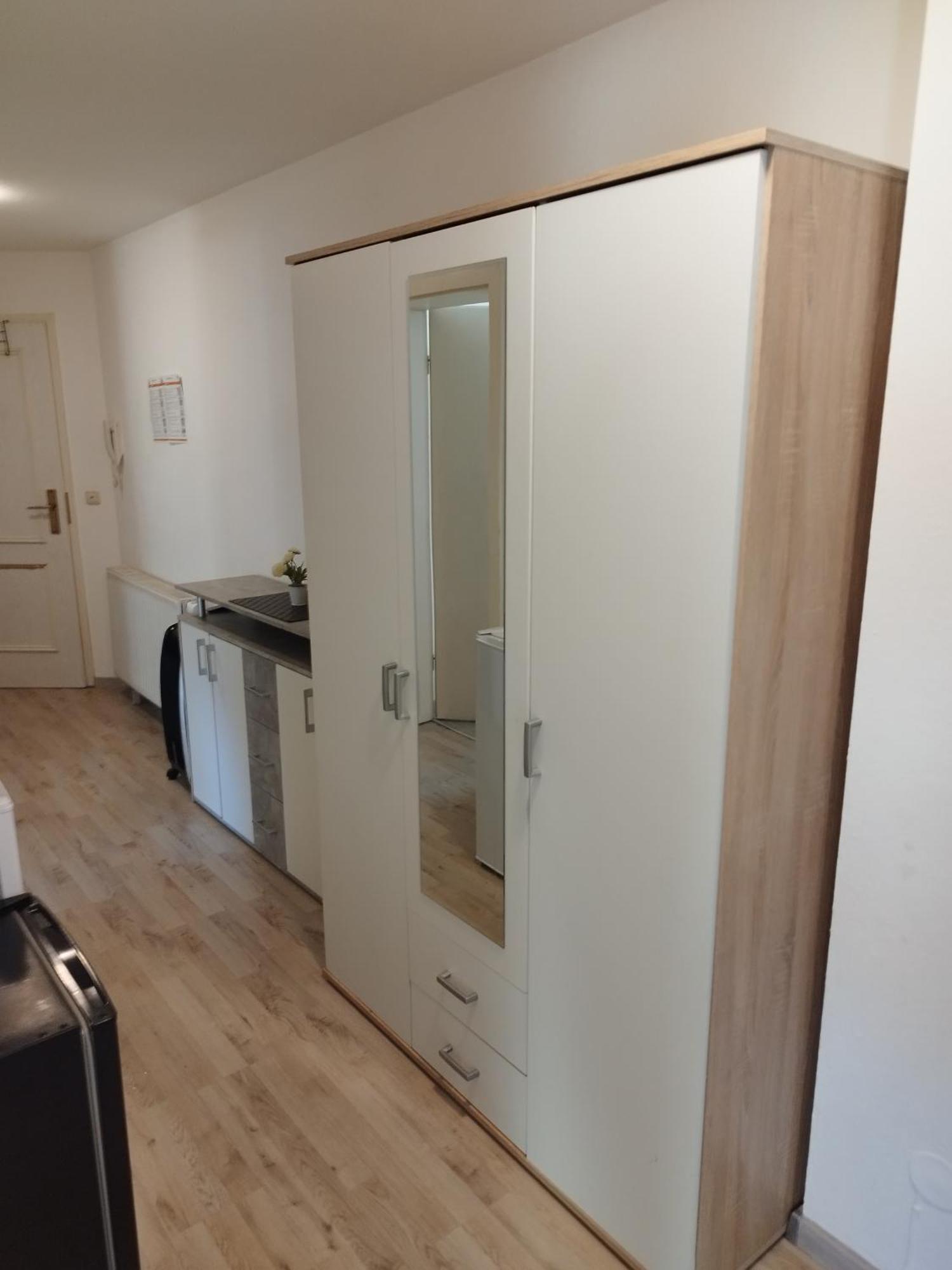 Flex Aparts - Grosse, Moeblierte Wohnung In Zwickau Mit 2 Zimmern 외부 사진